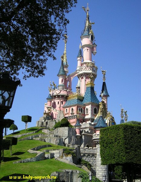    (Disneyland Resort Paris)