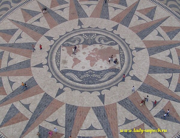Португалия. Карта на площади у подножия монумента первооткрывателям
