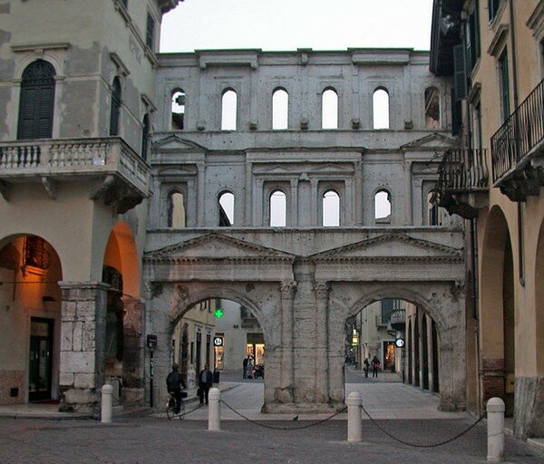 Порта Борсари (Porta Borsari), Верона Италия