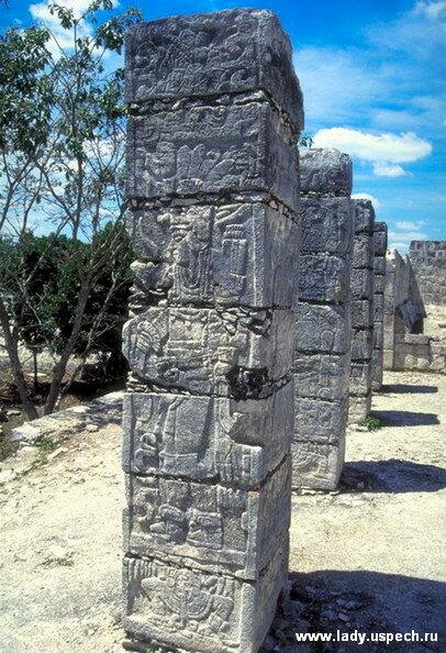 Чичен-Ица колонны около Храма воинов