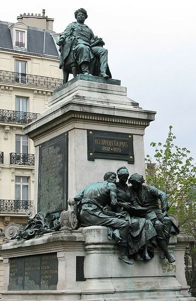 Париж, памятник Александру Дюма