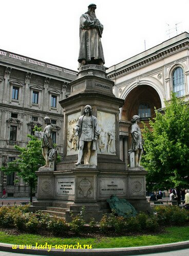 Памятник Леонардо да Винчи. Милан