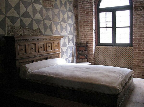 Кровать в доме Джульетты