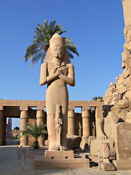 Статуя Рамзеса II с его дочерью Мерит-Амон в Карнаке
