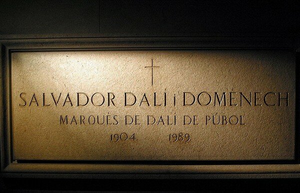 Надгробная табличка Сальвадора Дали в Театре- Музее Дали в Фигерасе